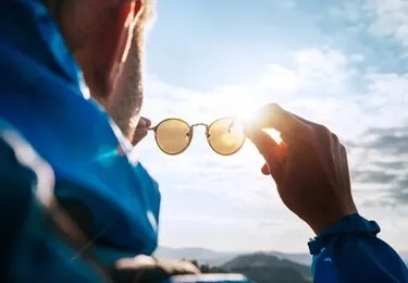 户外太阳眼镜，探索与保护的双重使命