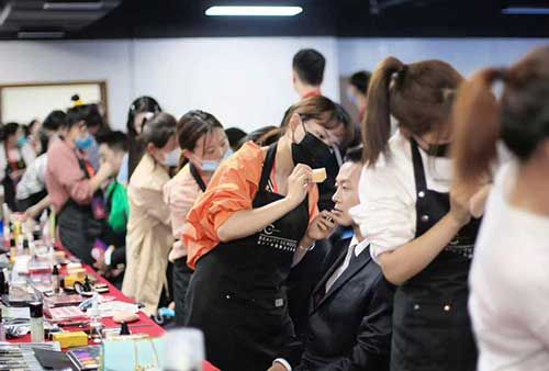 打造美妆精英，化妆品品牌培训学校的使命与挑战