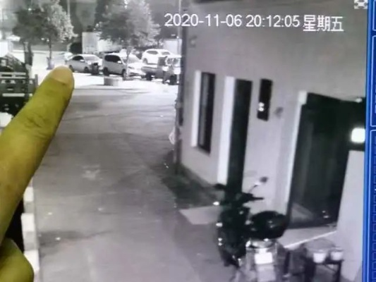 老公查老婆监控别人电脑，竟然还翻看手机短信聊天记录！