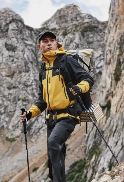 户外探险的时尚之选—探索专业登山服品牌