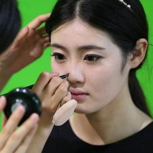 打造美丽事业，品牌化妆品店的创业之路